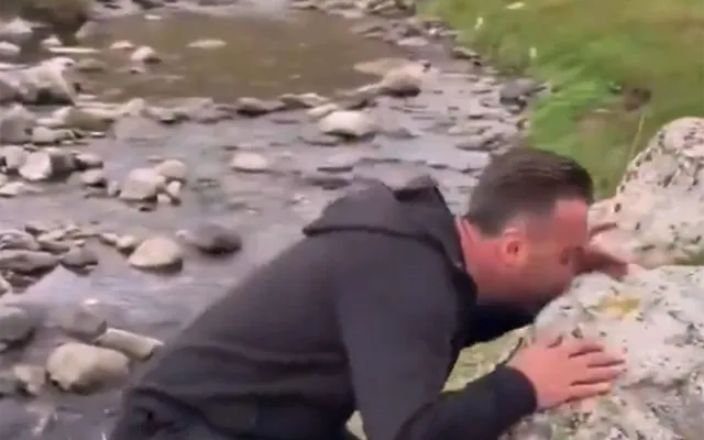1200 km yol gedib Salahın oturduğu daşı öpdü - Video