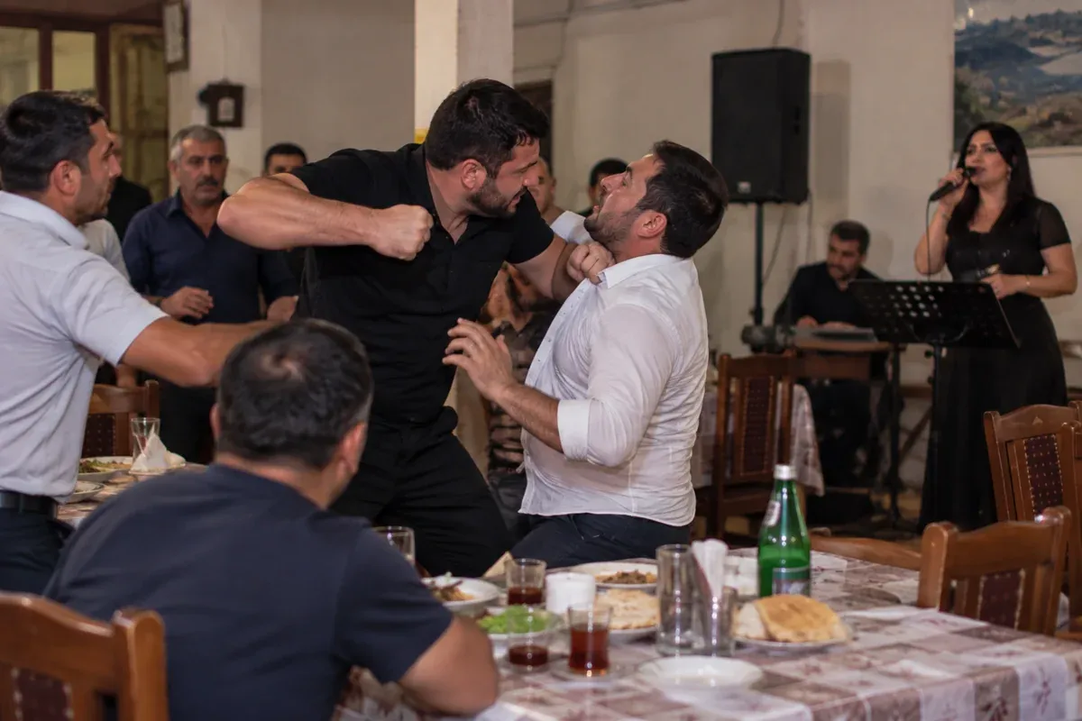 Restoranda dava: Administrator müğənninin sevgilisini döydü - TƏFƏRRÜAT