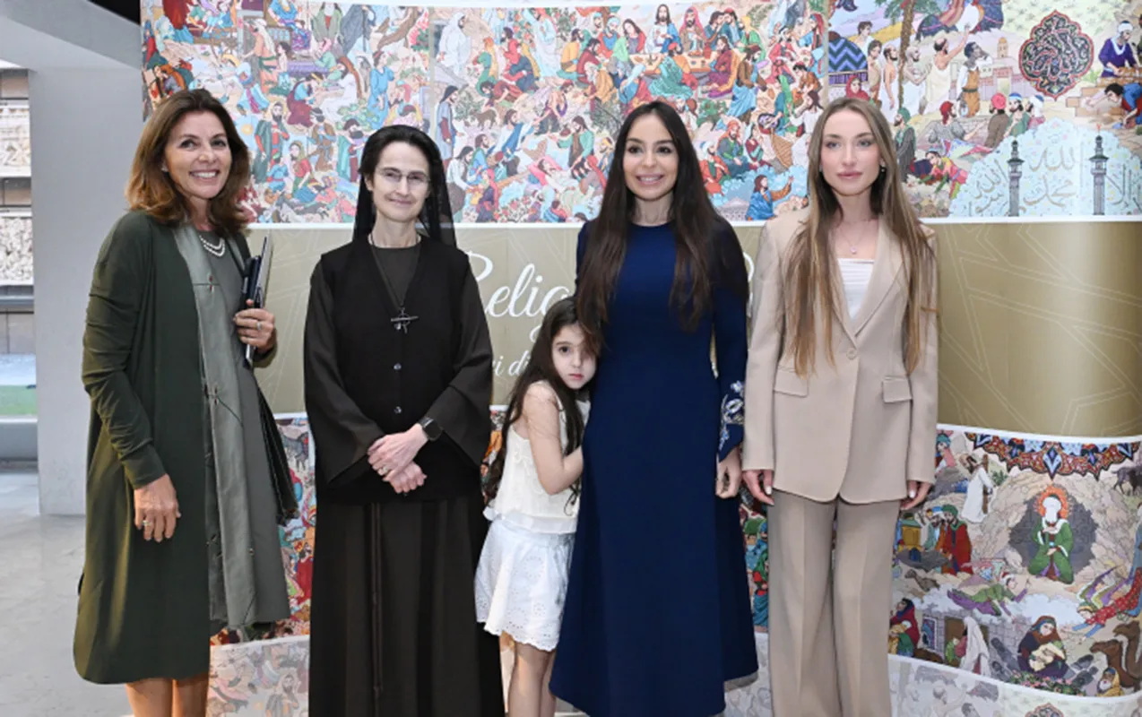 Leyla və Alyona Əliyevalar sərgidə - Fotolar