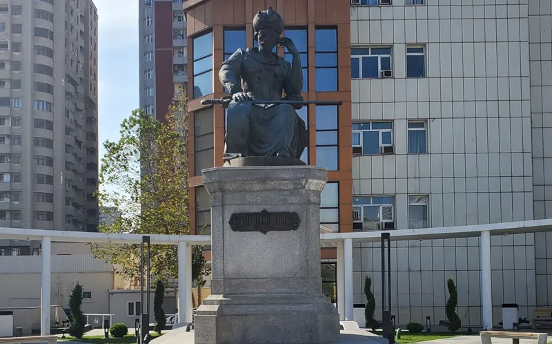 Xətainin abidəsindəki yazı etiraz yaratdı: Onu kim edib?