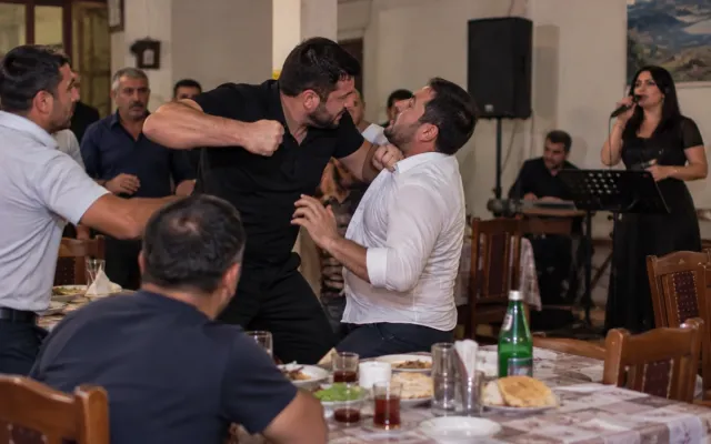 Restoranda dava: Administrator müğənninin sevgilisini döydü - TƏFƏRRÜAT